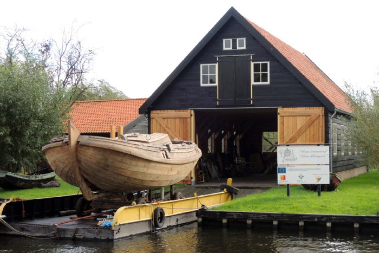 De boeier 'Vivo' op een boerenpont voor de werfschuur