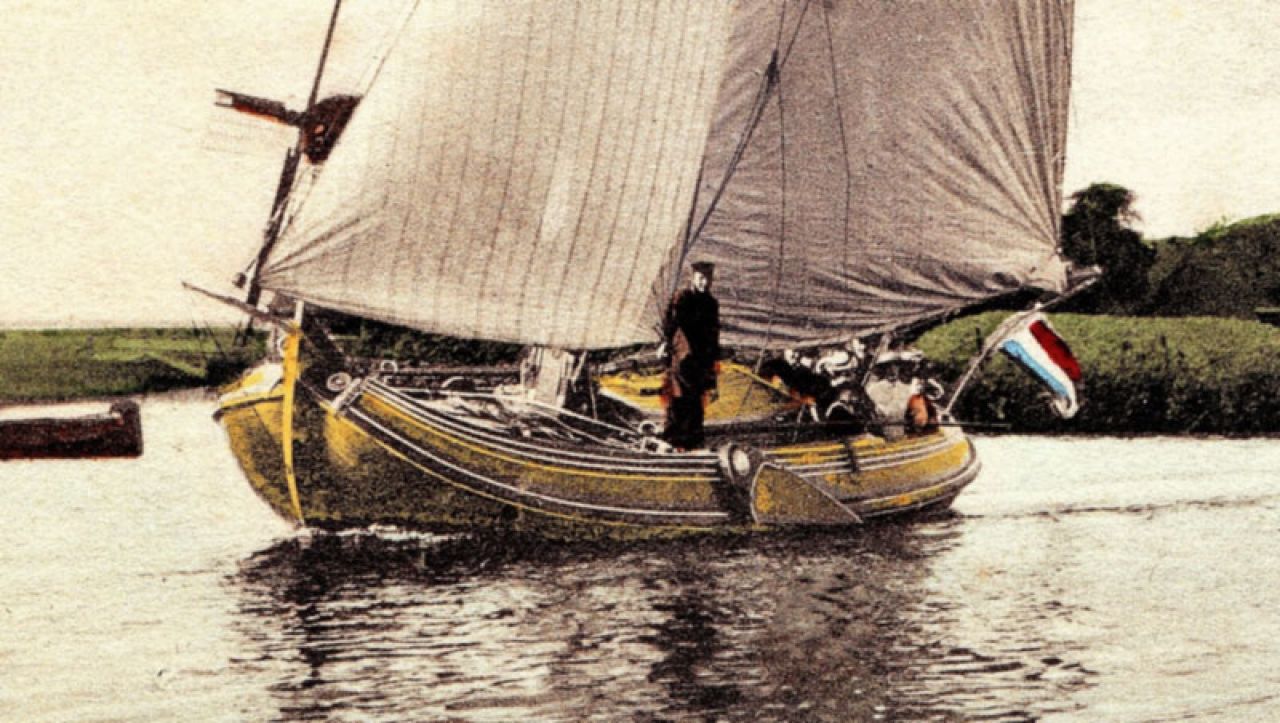 De 'Mimi' in 1917 tijdens het hardzeilen. (coll Gita Ten Hoeve-Helfferich)