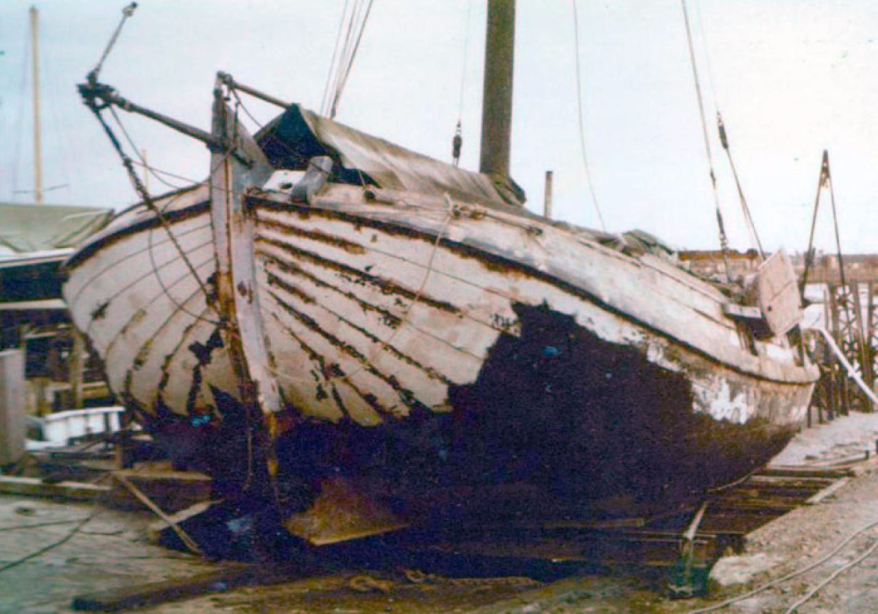 De toestand waarin Van den Berg en De Vries de 'Miclou' in 1978 aantroffen in de Engelse haven Maldon (Essex). Het was een tijd dat jonge mensen niet terugschrokken voor een klus als deze.