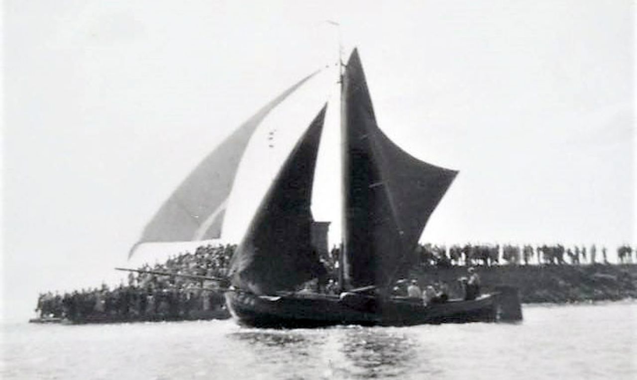 Deze foto behoort nog bij de onderlinge hardzeilerij; 'De LE 64 draait om het 'Eindje van de Dam' in Lemmer. (Foto met dank aan Marten Meester).