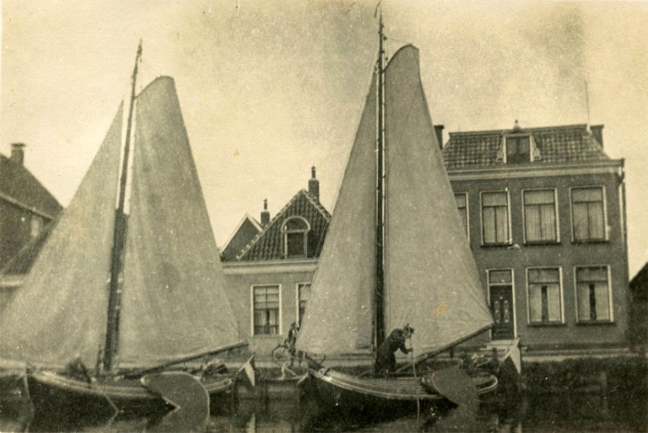 'Frisia' en 'De Vriendschap' (nu 'Holland' plaq. 417) van R. Buisman in Arembergergracht