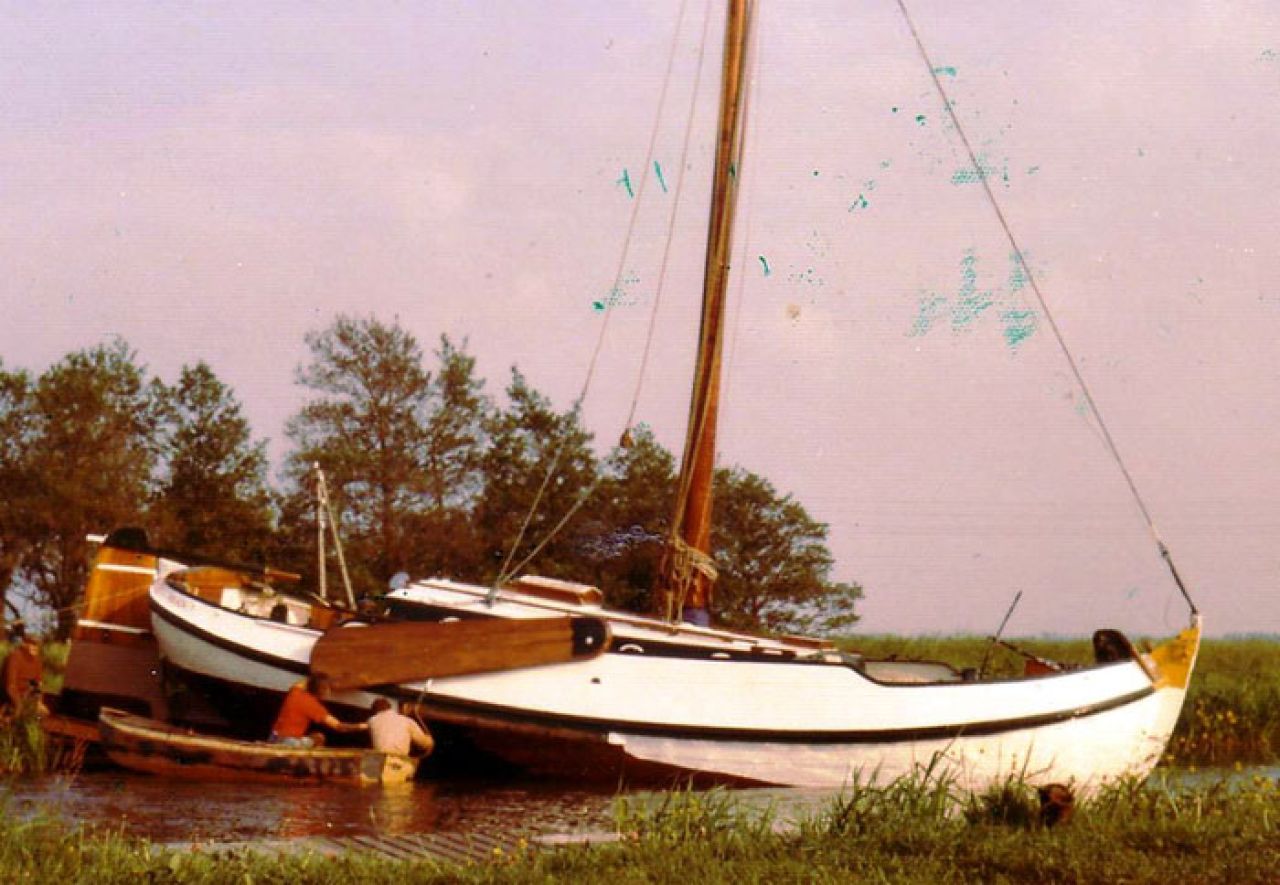 Buitenom schoonmaken van het schip