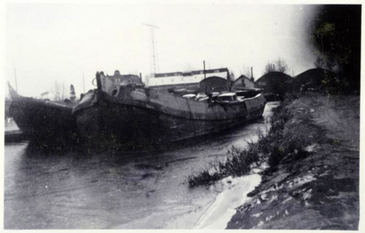 Palingaak 'De Heeg' en de botter 'Coerier' 1940-41 in Groningen. Op de achtergrond de werf van Kerstholt.