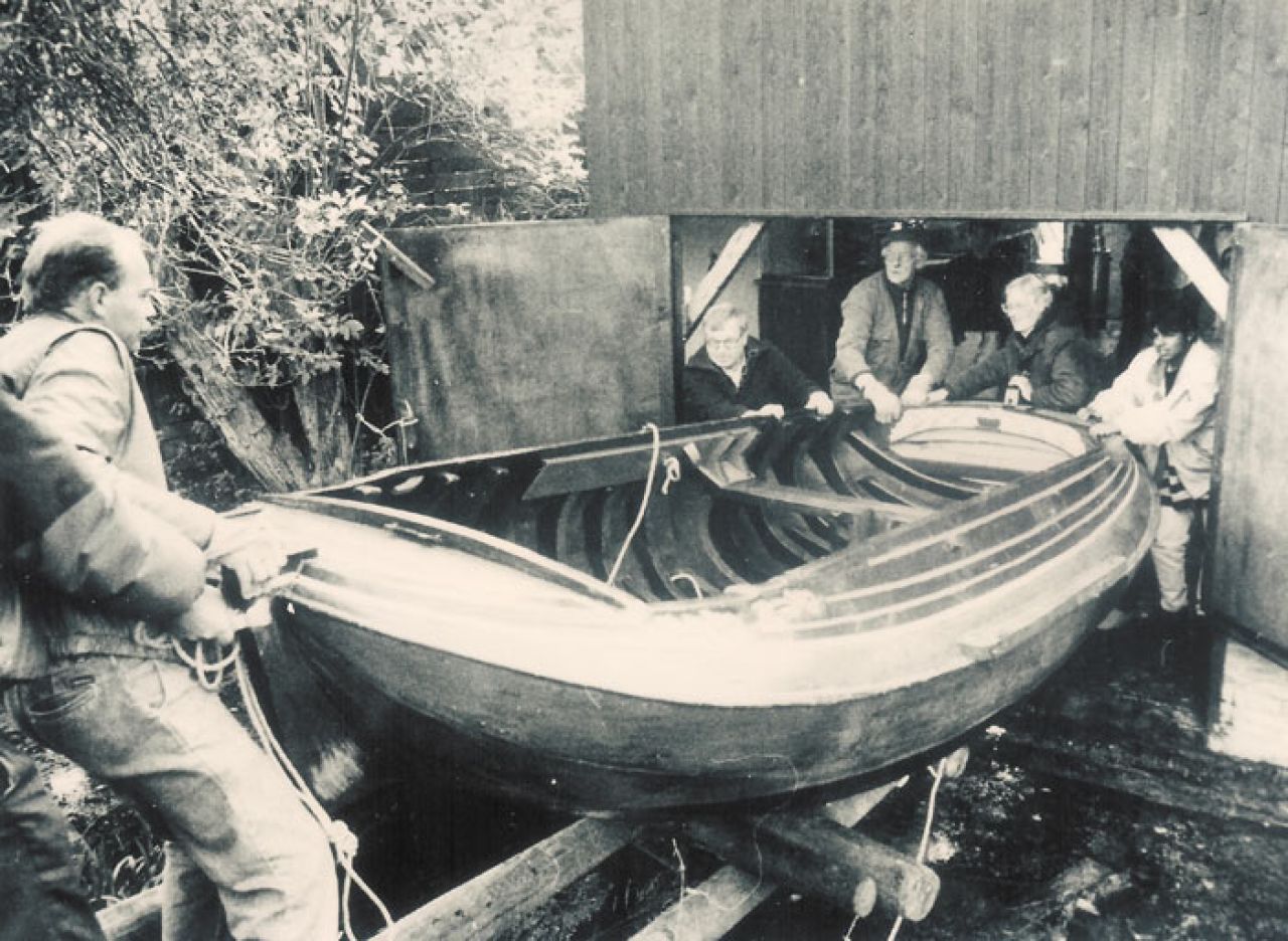 De oudste tjotter van Nederland, de uit 1940 stammende 'Stêdflecht', wordt over de sloot het schuurtje achter het Hendrik Nanning Bulthuis Museum ingeschoven (foto LC/Paul Janssen)