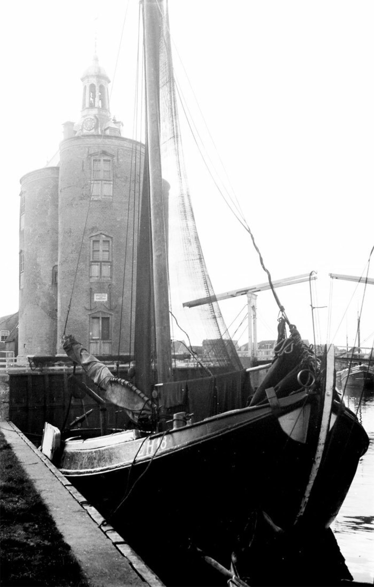 De EH18 nog als visbotter in Enkhuizen in 1948 (zuiderzeecollectie.nl)