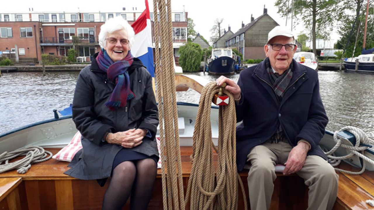 Kinderen van Pieter Bokma (de zoon van opdrachtgever Klaas Bokma), Klaas Bokma (Jr.) en zijn zuster Jitske Hazelhof, aan boord van de 'Risico' (ex 'De Jonge Pieter')