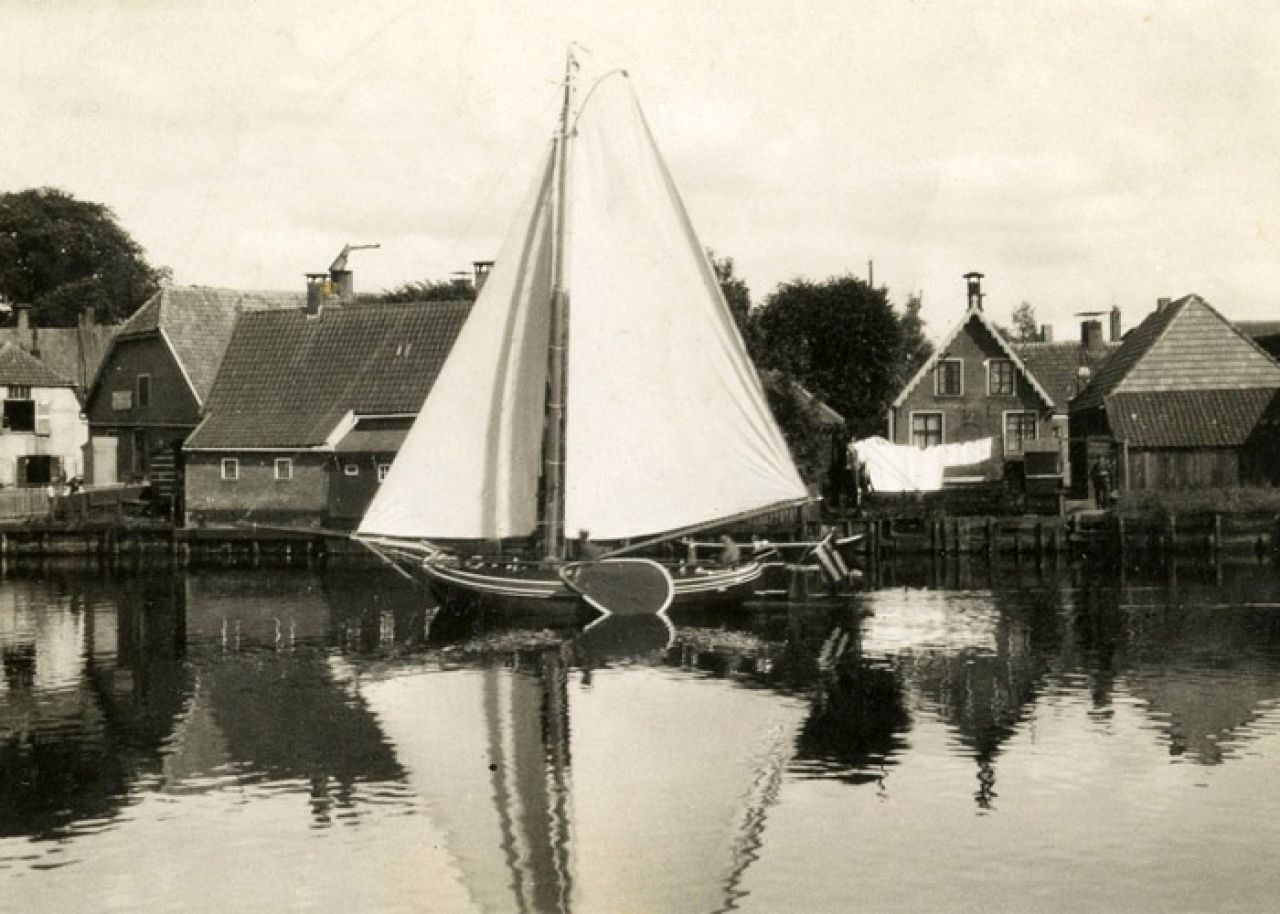 Het Fries jacht van Buisman op het Meppelerdiep, achtergrond Nieuwesluis