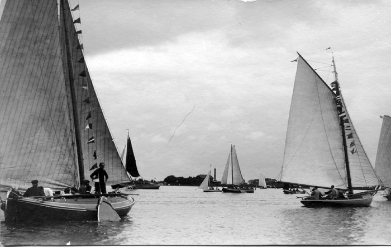 'Frisia' links op de foto