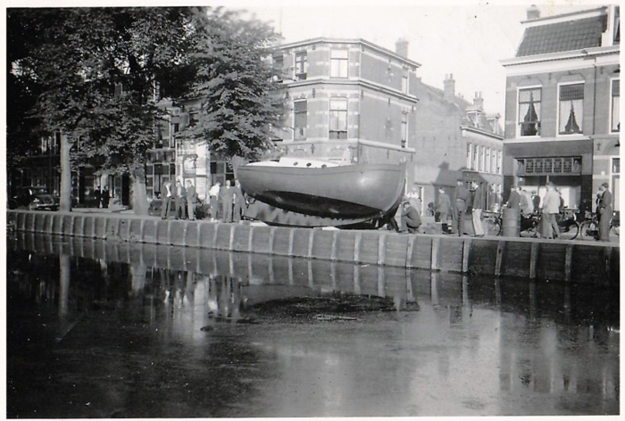 De Bram, gebouwd door de vader van Bram de Graaff, op de kade van de Leidsevaart, vlak voor de tewaterlating. (coll A.T. van Hilten)