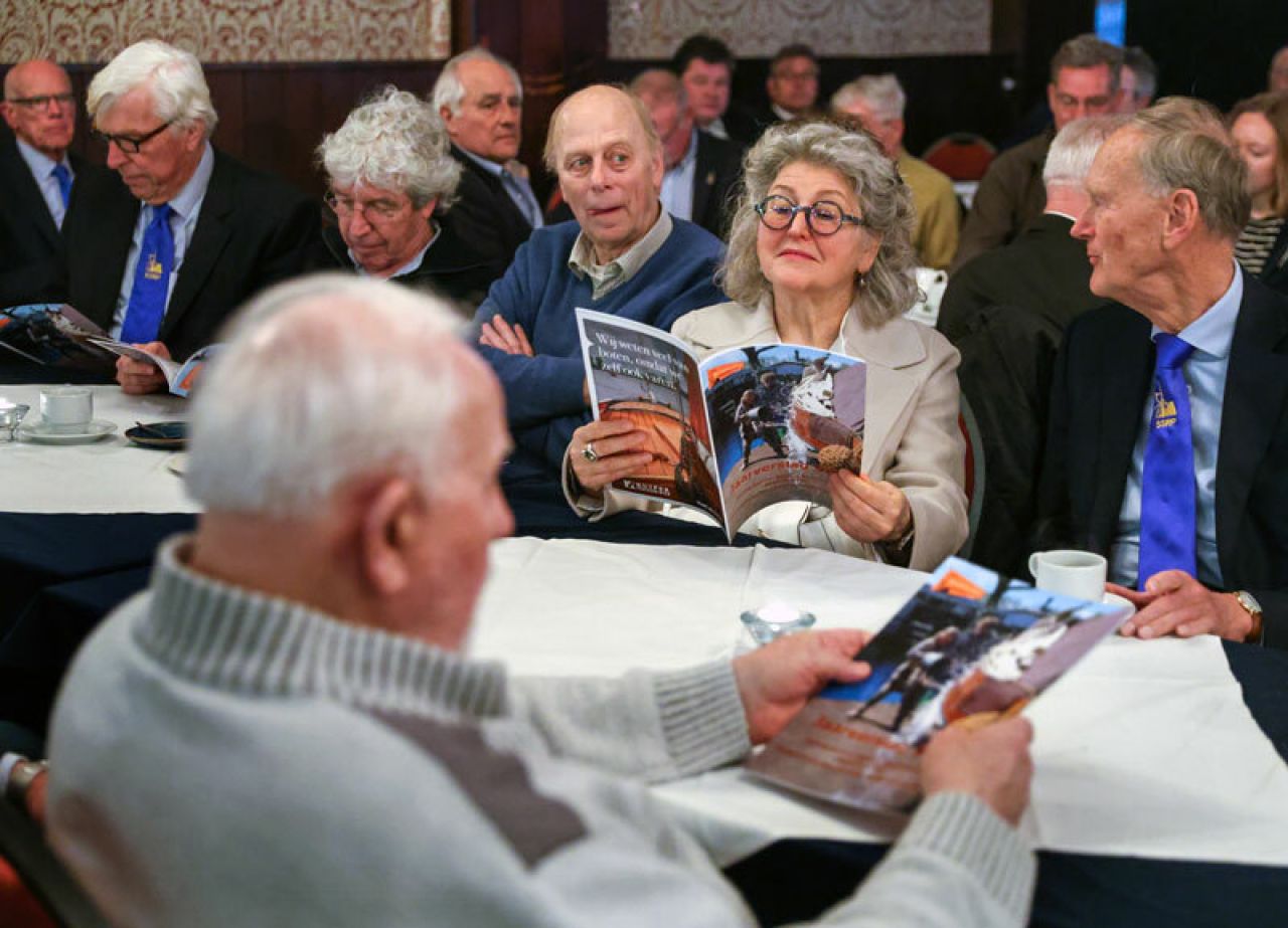 Het nieuwe Jaarverslag 2023 uitgedeeld (foto Simon Bleeker)