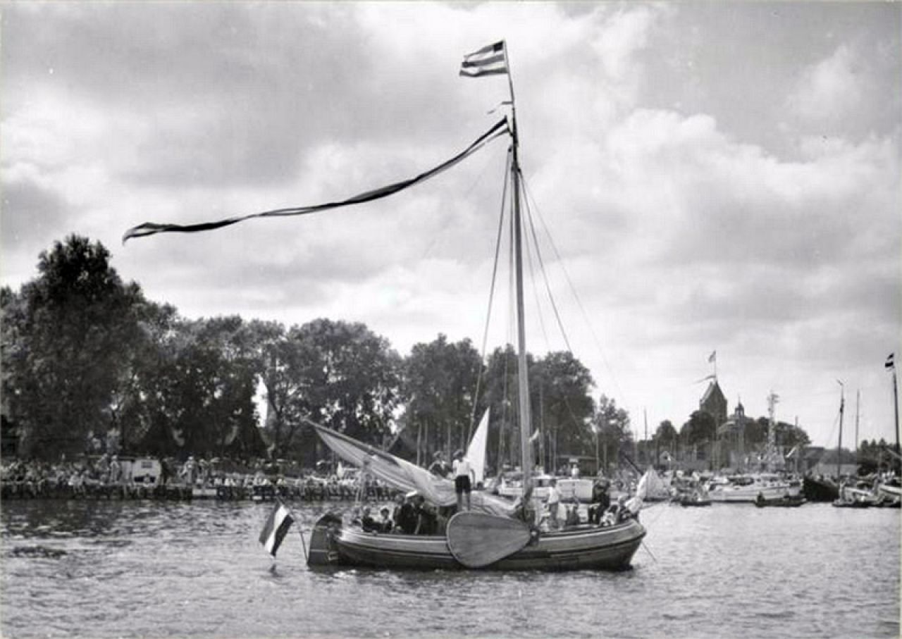 De 'Maartje' admiraalschip tijdens de allereerste reünie in Grouw in 1953
