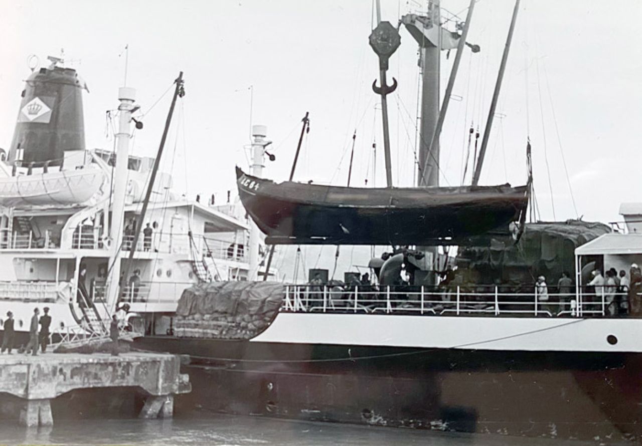 Het ontschepen van de 'Brack' in Hong Kong (coll S.J. Henstra)