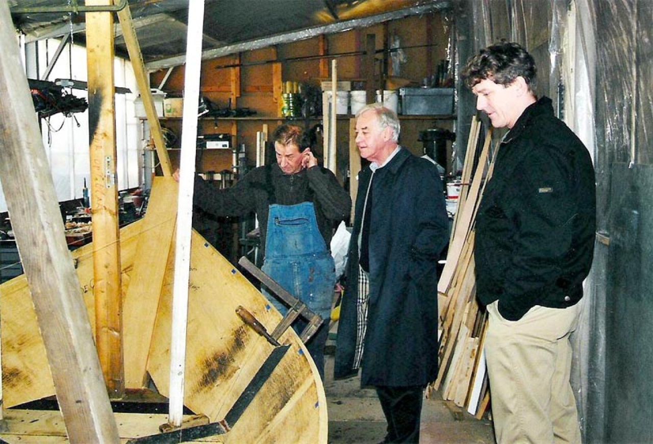 Een foto uit 1998 tijdens de bouw van de praam voor "De Vlijt", vlnr. Willem Enthoven, H.S. ‘Bieb’ de Vries (broer van Huib, overl. 2004) en diens zoon Joost de Vries. (foto Huib de Vries)