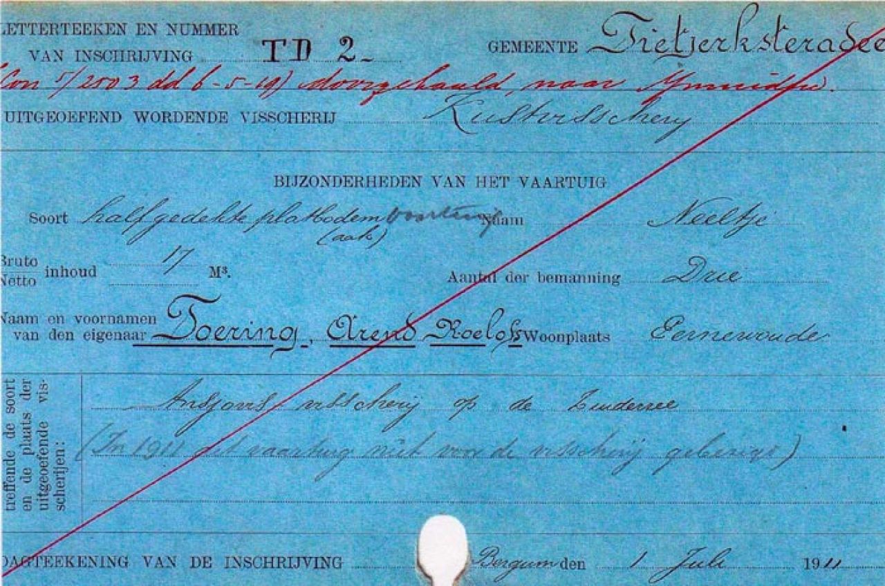 Visserijregistratie van Arend Toering bij de gemeente Tietjerksteradeel. In 1911 werd de Zuiderzee formeel een kustwater en moesten alle vissers zich opnieuw laten registreren. Dat jaar is Toering niet met zijn aak op de Zuiderzee actie geweest.