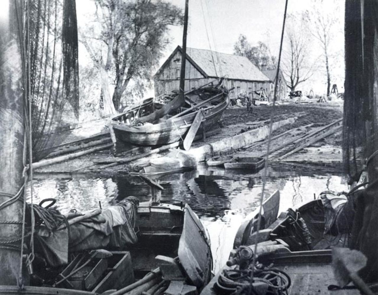 De werf van Oost in Harderwijk. De foto werd gemaakt door Paul Fregdank en draagt als datum 28 oktober 1942