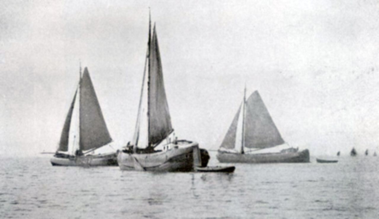 Tjeukemeer, 1907. Zeilende tjalken bij weinig wind. Klimaatvriendelijk, zonder uitstoot.