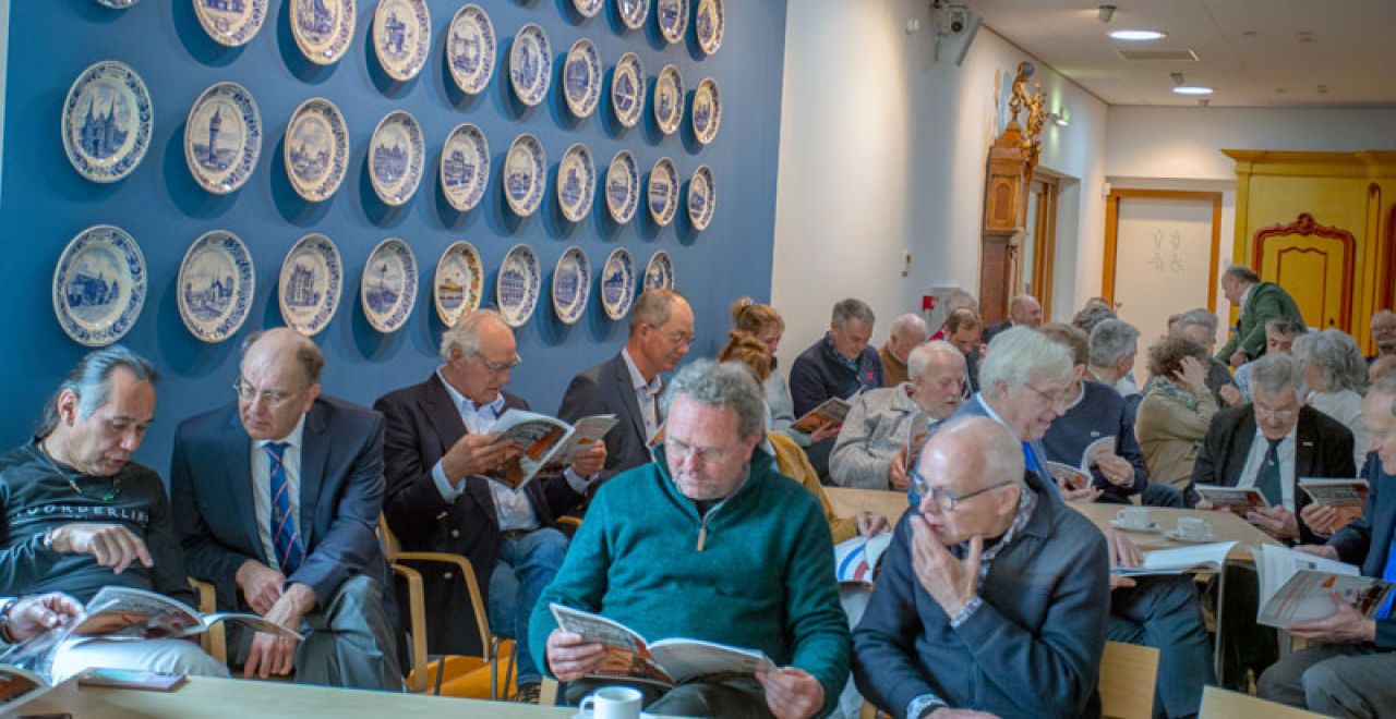 Het Jaarverslag 2022 wordt aandachtig bekeken