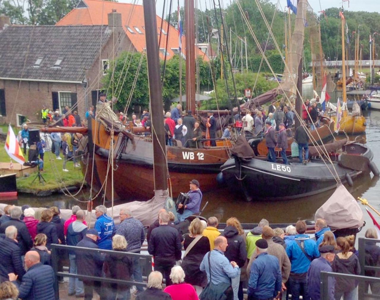 Veel belangstelling, het overladen levende paling en het (begeleid) vertrek naar Londen (foto Jikkie Piersma)