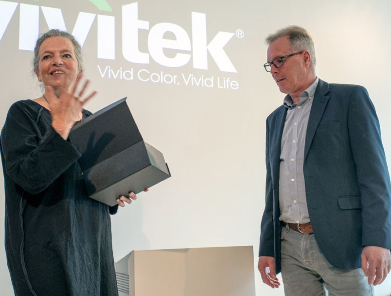 De uitreiking van de Van Waningprijs 2023 door kleindochter van de medeoprichter én eerste voorzitter SSRP, de heer C.J.W. van Waning, aan Klaas Smit