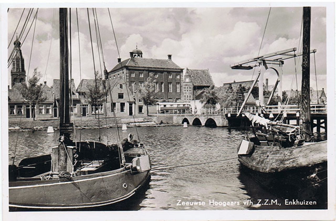 Eén van de schepen, die de Schepenhal niet heeft gehaald (collectie Marchienus de Jonge), de Hoogaars links op de foto