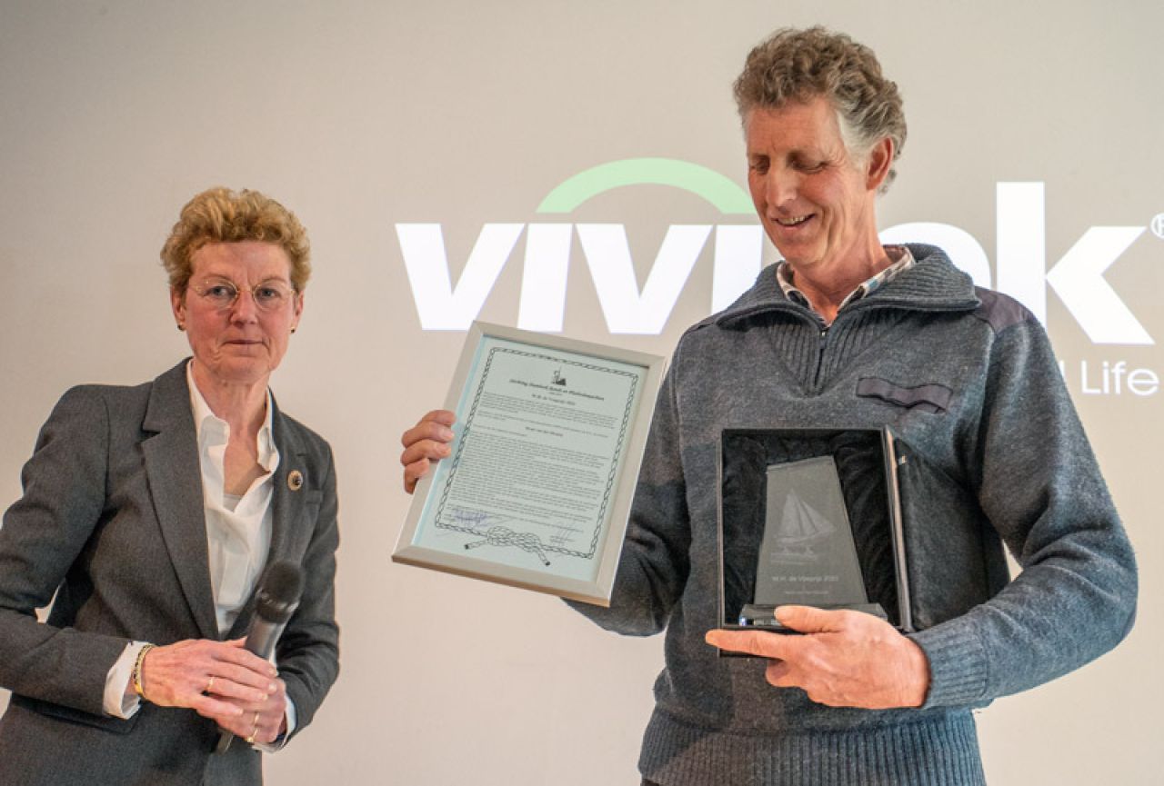 De uitreiking van de W.H. de Vosprijs 2023 door voorzitter Ineke Verkaaik-Hogervorst aan Henk van der Meulen