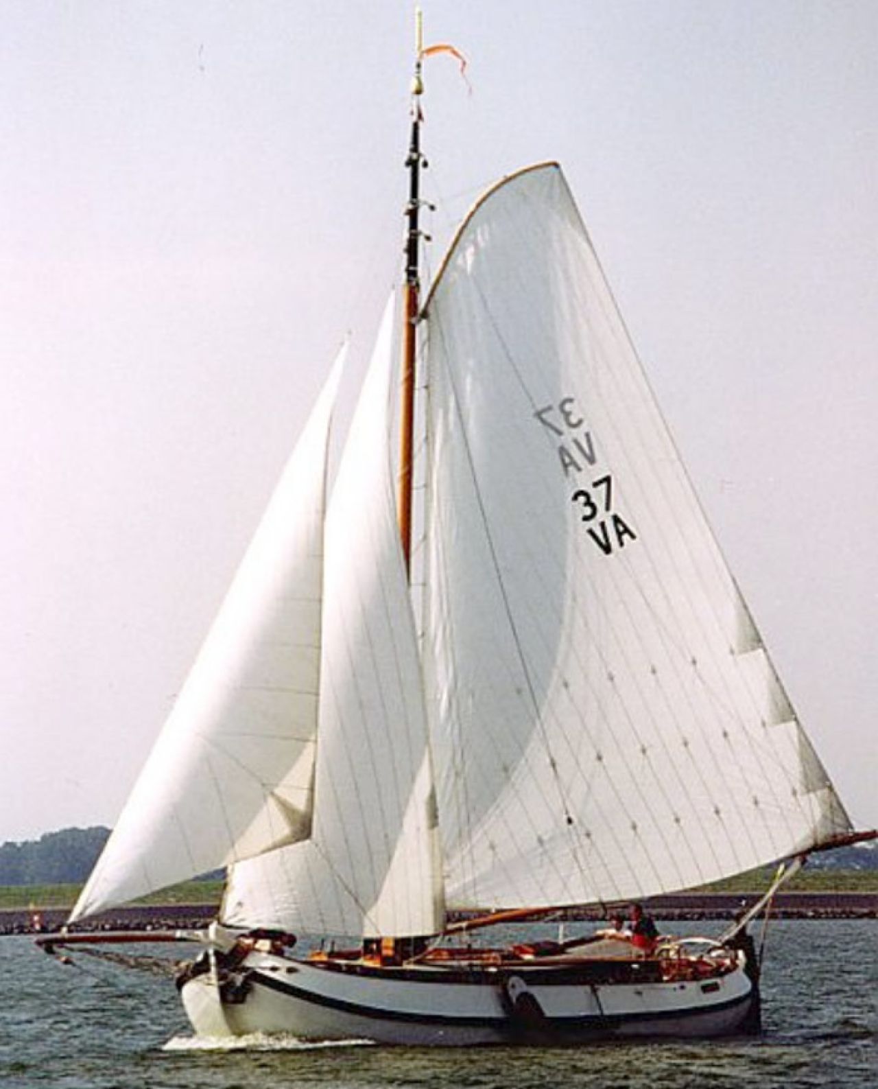 De Lemsteraak ‘Annie Lavinia’. Opvallend is de geringe zeeg. (Foto: Hielke Roelevink)