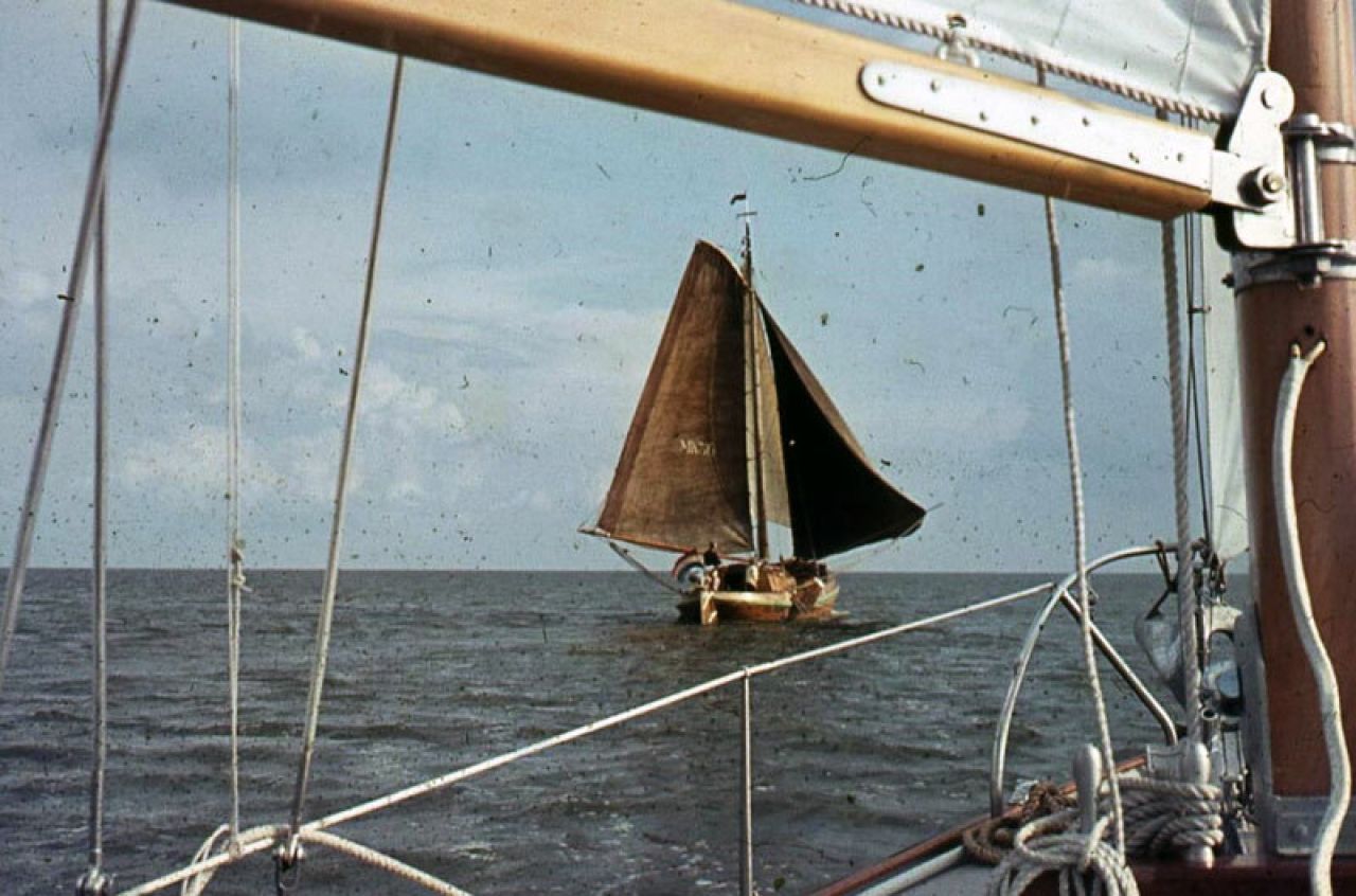 IJsselmeer, 1962. Met ruime wind zeilend fotografeerde Maurenbrecher de botter ‘Pieternella’ van Jaap Kramer, waar Wim de Bruijn op actief was als zetschipper.