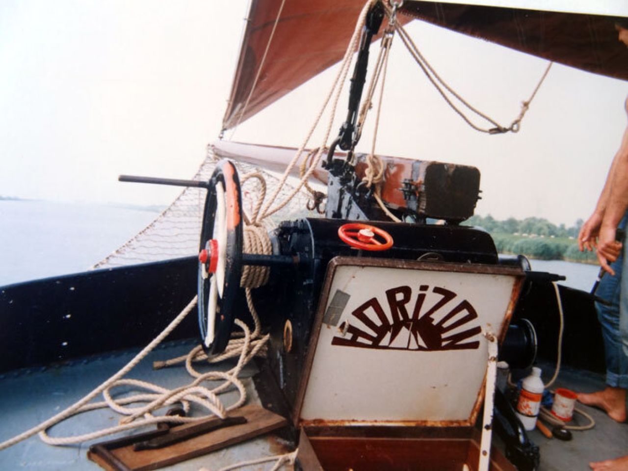 Luik van de nooduitgang met versiering Horizon