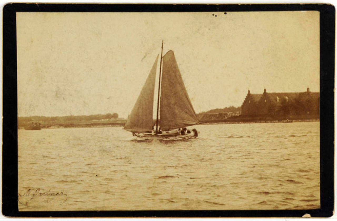 De boeier 'Telephoon' van de heer H. Bernard varend op het IJ te Amsterdam. (foto F.C.A. Greiner, Collectie Scheepvaartmuseum)