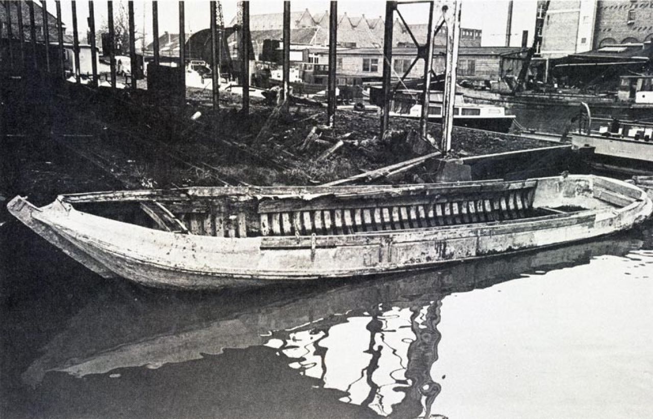 Het wrak van de houten snik bij 'Kromhout in 1972. (foto Oppenheim, jaarverslag SSRP 1972)