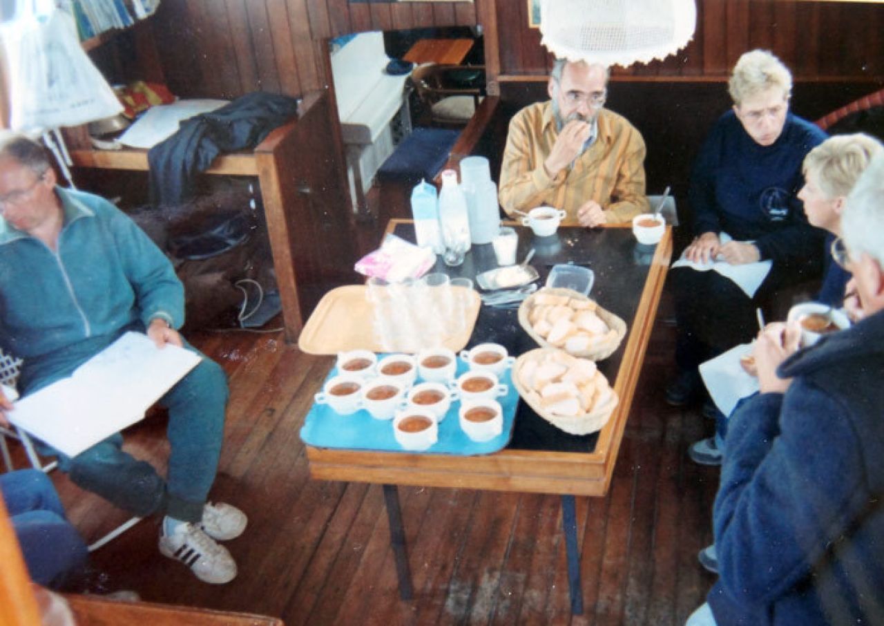 Lunch in de roef, middenachter de trap naar het ruim waar de piano staat