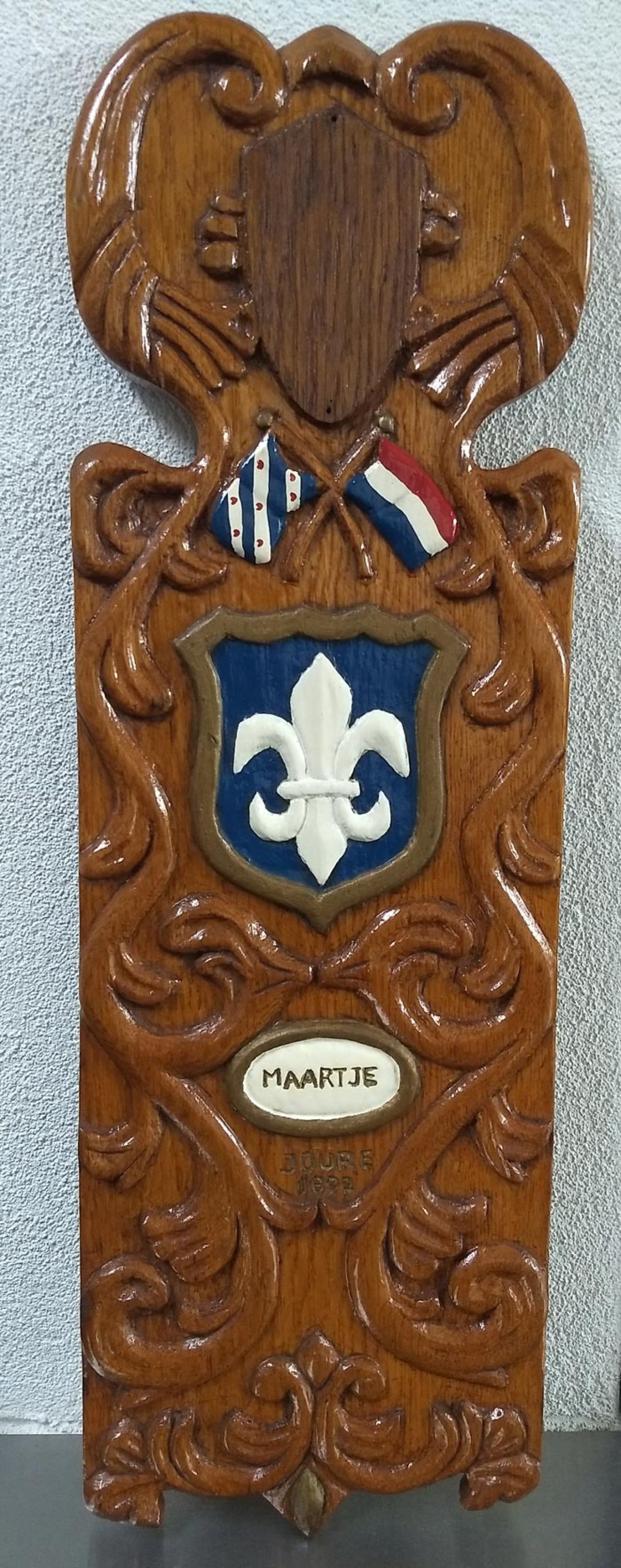 Afbeelding van mastplank Maartje in de zestiger jaren (Fam. Ingen-Housz). Onbekend welk schildje je er nog opzat aan de bovenkant. In deze tijd waren er nog twee kanonnetjes aan boord, maar die pasten waarschijnlijk ook toen al niet in het beslag!