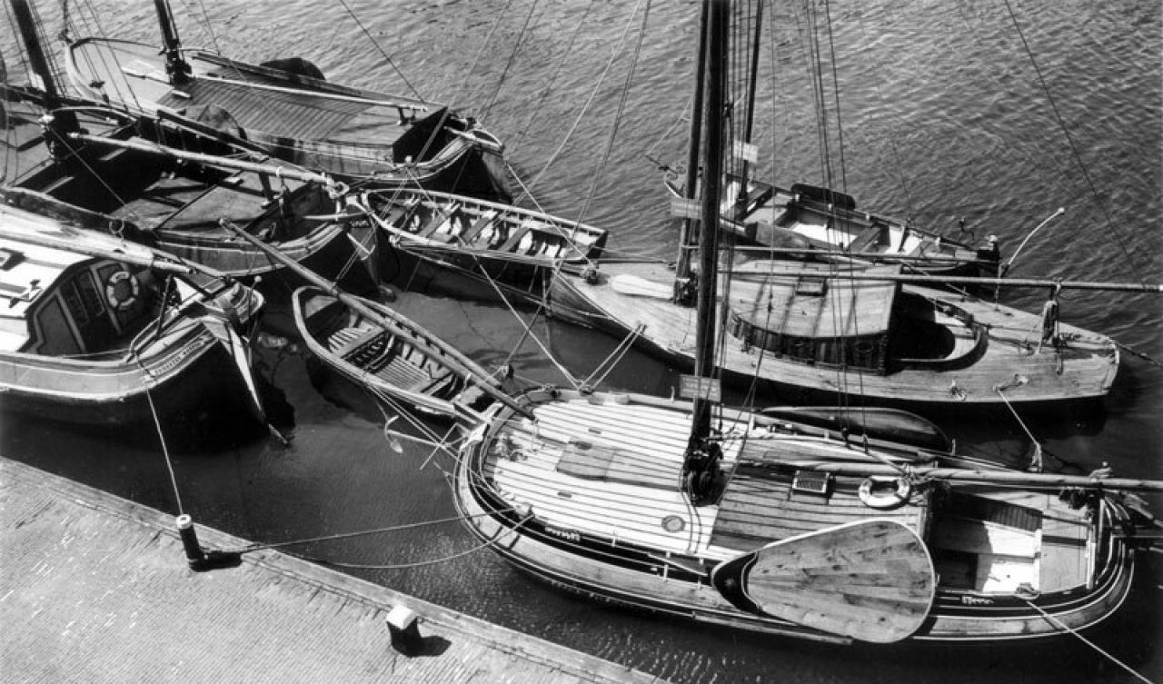 Een groot aantal scheepstypes naast elkaar, bestemd voor de Schepencollectie van het Zuiderzeemuseum