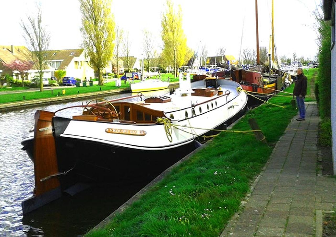 De 'Vrouwe Baukje' na de herdoop en tewaterlating tijdens haar 100 jarig bestaan op 6 april 2014. Het schip is hier afgemeerd bij de Koebrug in Stavoren.
