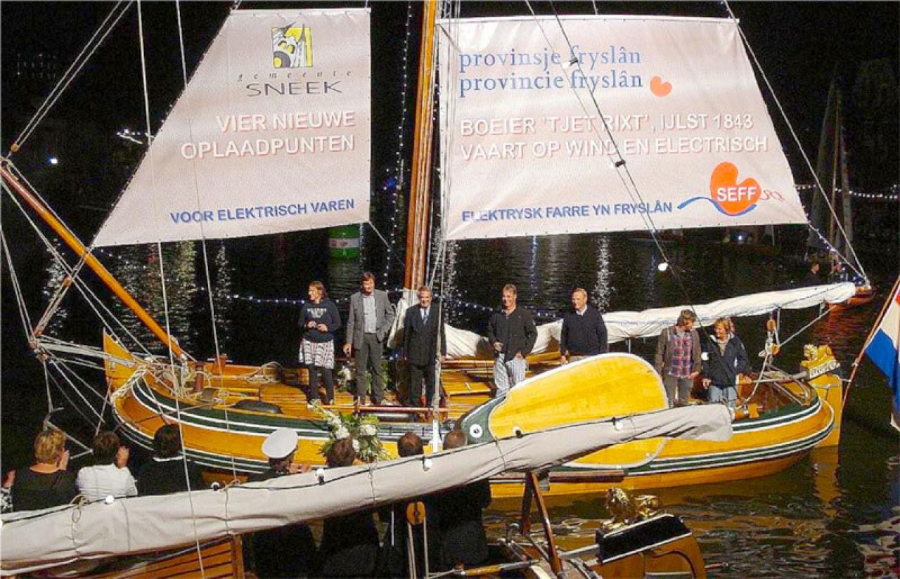 De boeier Tjet Rixt is na de restauratie in 2007 eerst voorzien van een Perkins diesel, maar van 2009 tot 2017 had dit zeilschip een elektrische voortstuwing voor die omstandigheden dat er niet gezeild kon worden.