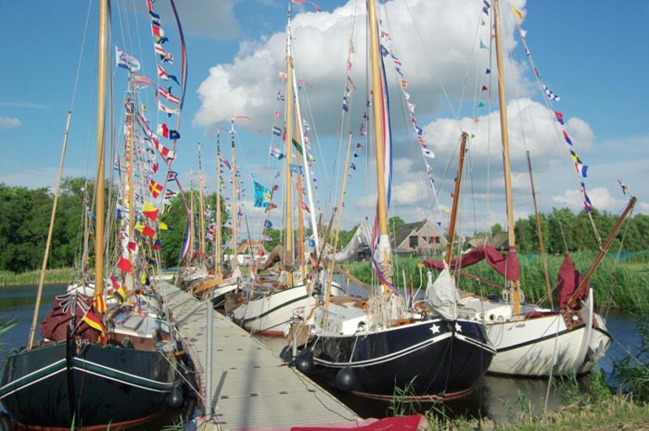 Links voor aan de steiger met de Vollenhovense bollen