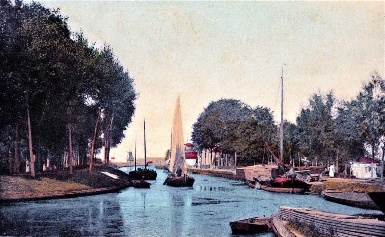 Joure de Slachtedyk met zicht op een varende Boeier. Voor 1902. Gemaakt vanaf de scheepswerf van Eeltje Holtrop van der Zee. Links de Groene (Spinnekop) molen en rechts naast de boeier de molen de Nachtegaal (in 1911 verplaatst). (coll. Gita Helfferich)