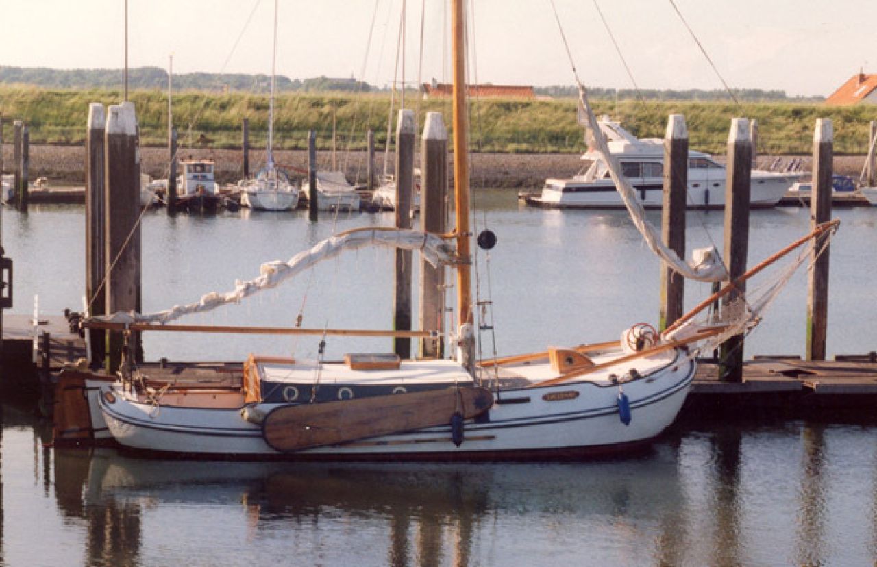 De `Dageraad' (ex-Miclou) na de restauratie als charterschip. Opmerkelijk is de stompe voor- en achterkant. Bij Friese visaken was dit wel een gebruikelijke vormgeving.