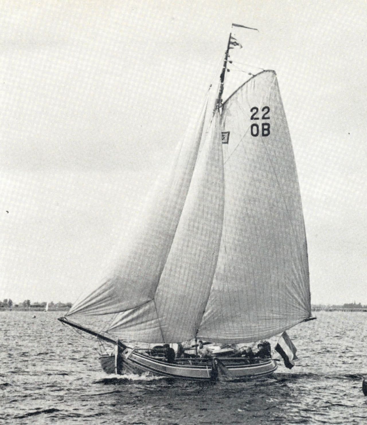 De boeier 'Friso' van mr. R. U. E. van der Lande uit Helmond, een sierlijk schip, dat geschikt is voor de meren en grote rivieren. (Foto Oppenheim)