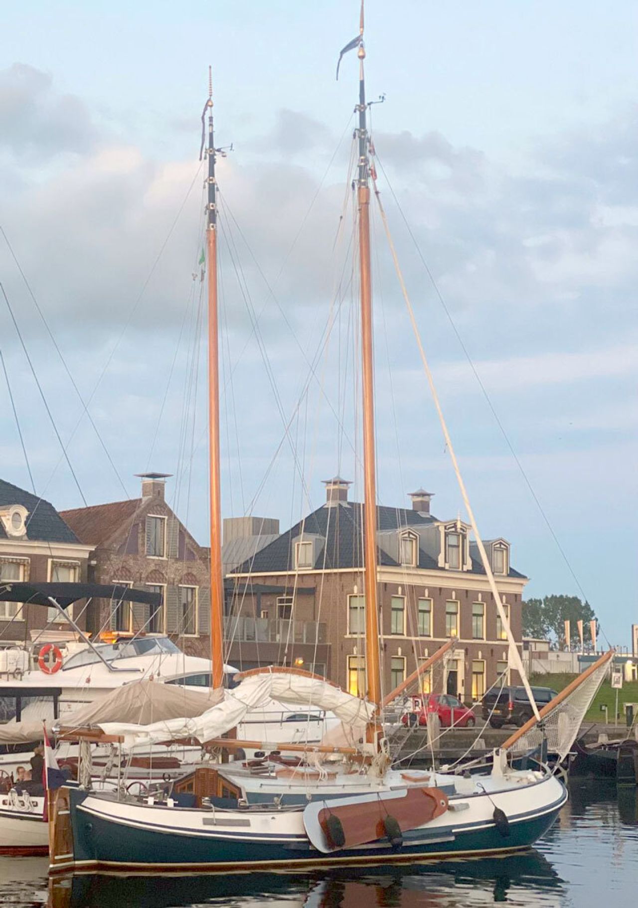 De 'Beaufort' in 2024, ligt tegen de 'Windekind' aan, zusterschip van de 'Beaufort'