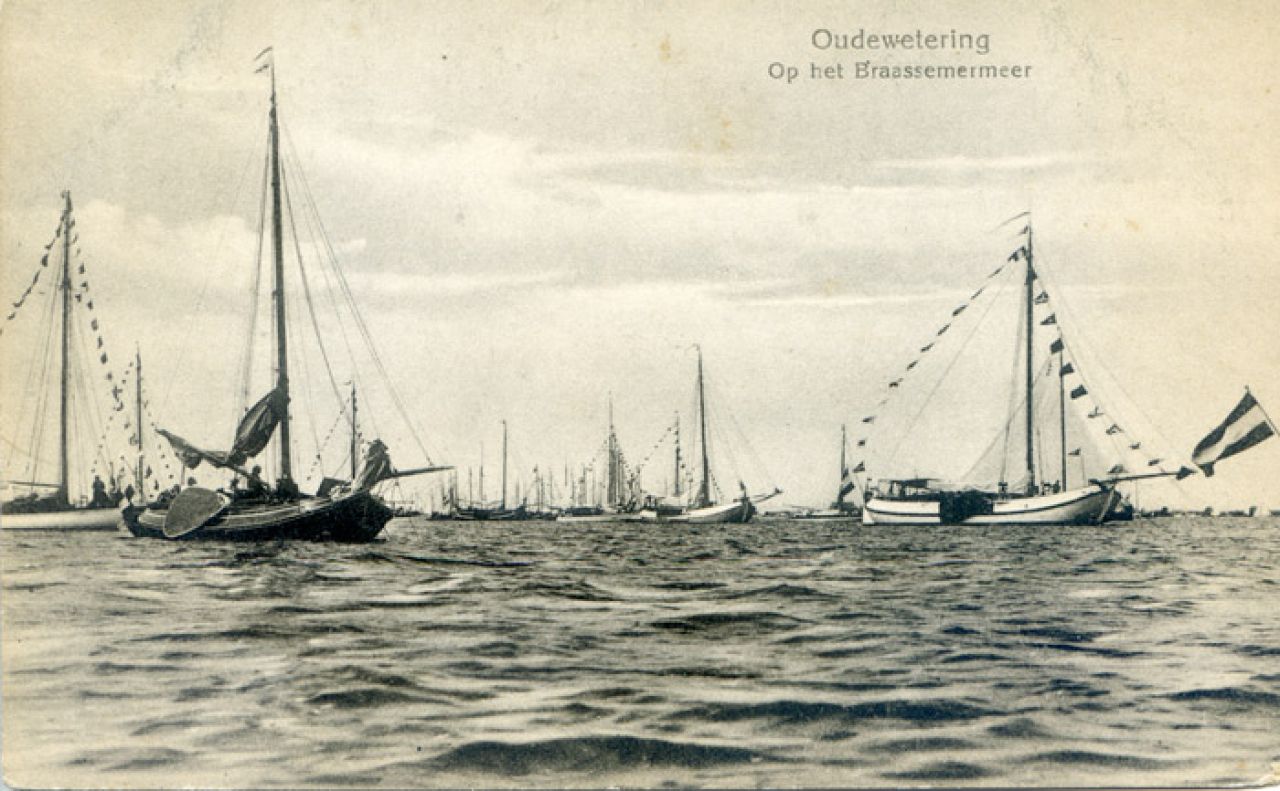 Oude Ansichtkaart Braassemermeer met links boeier 'Friso' en rechts 'Maria Hendrika'