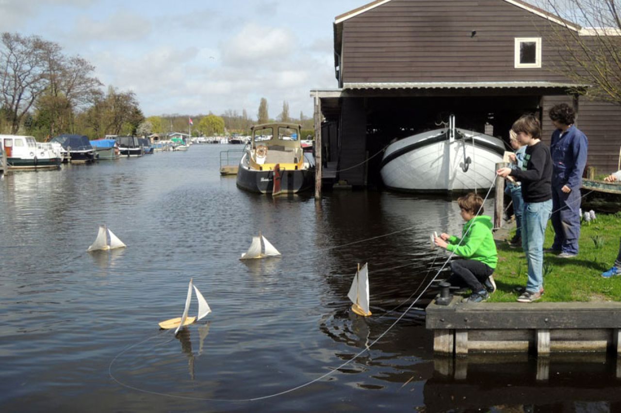 Activiteit op de werf begin 2017; Speelbootjes gebouwd van het type “Centerboard” naar een ontwerp uit het jaar 1885 van werf Het Jacht van H. Bernhard te Amsterdam. Op de achtergrond de Lemsteraak 'De Onrust' (Stamboeknr. 38).