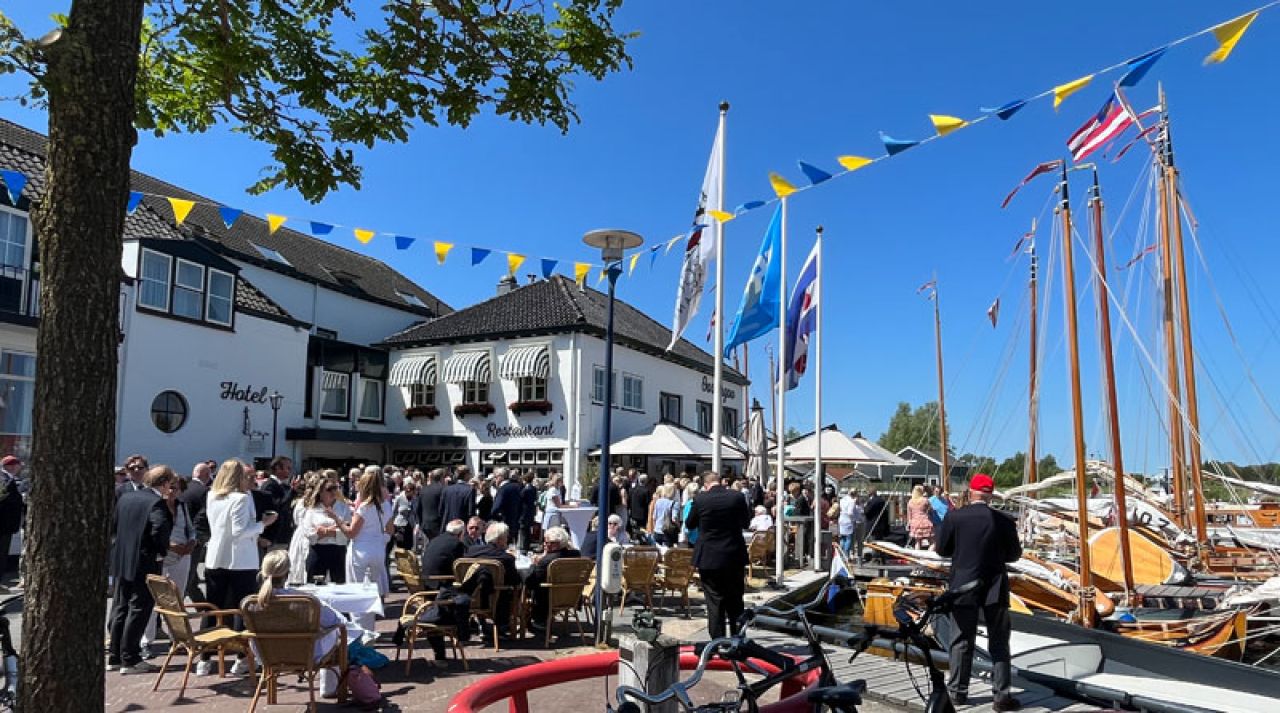 Het terras van Hotel Oostergoo voorafgaande aan de Jaarvergadering van de KZV Oostergoo