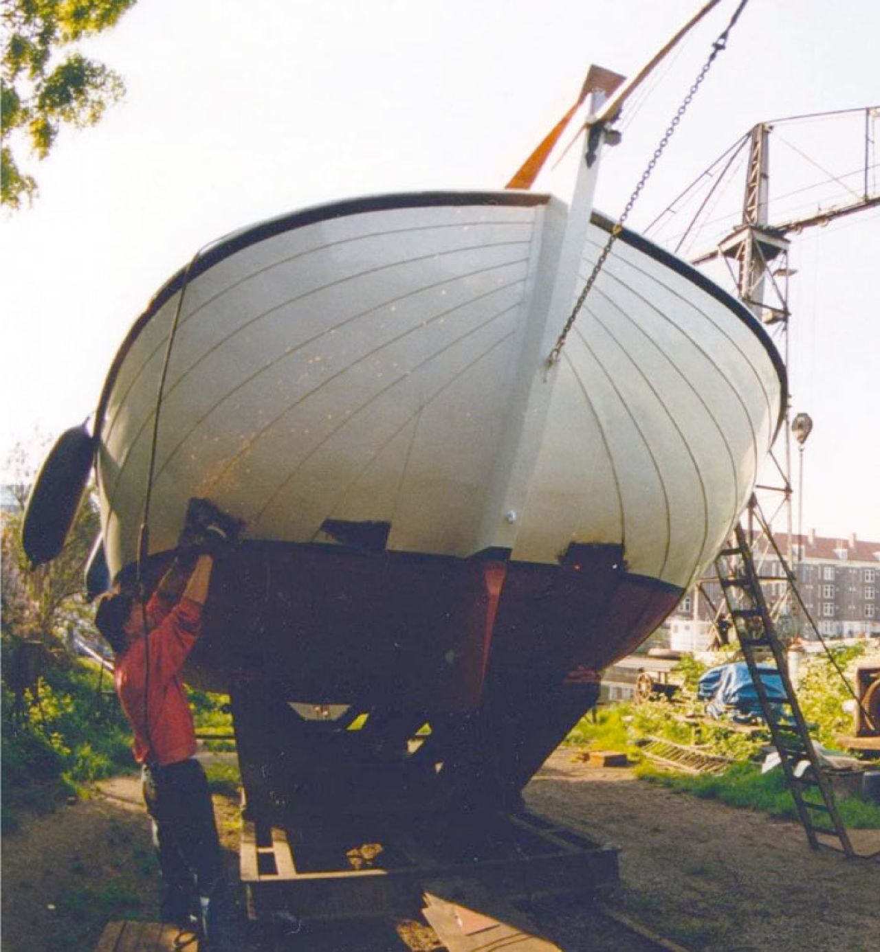 Amsterdam, 1998. De `boeieraak 'Miclou' van D. Sluis c.s. op de helling bij Groenland. (Foto: D. Sluis)