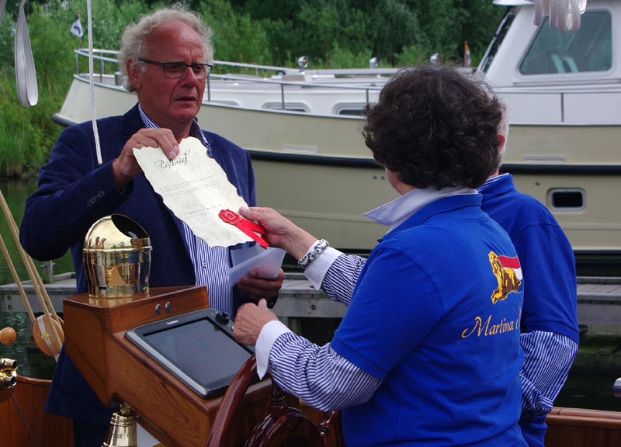 De bijlbrief uit handen van werfeigenaar Jan Kleijwegt