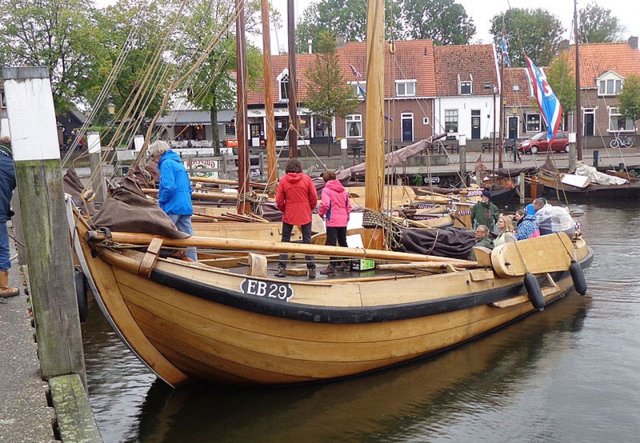 De EB29 Pieternella met gasten in de haven