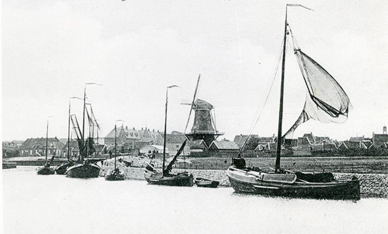 Het gezicht op Harderwijk ca 1925 vanaf de noordelijke havendam