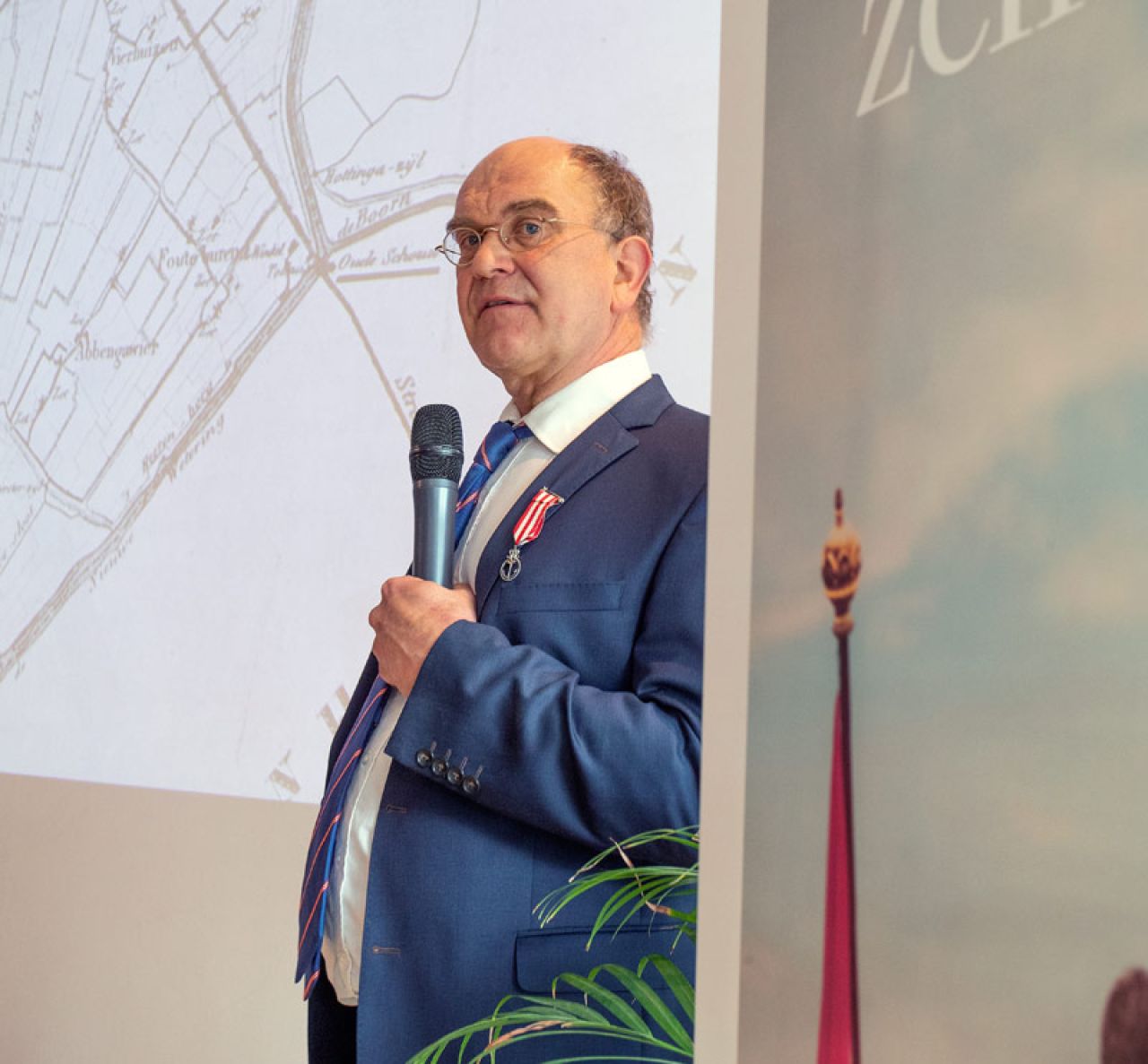 Gerard ten Cate presenteert de geschiedenis en tradities van KZV Oostergoo. Later volgt zijn Jubileumboek 175 jaar Koninklijke Zeilvereeniging Oostergoo.
