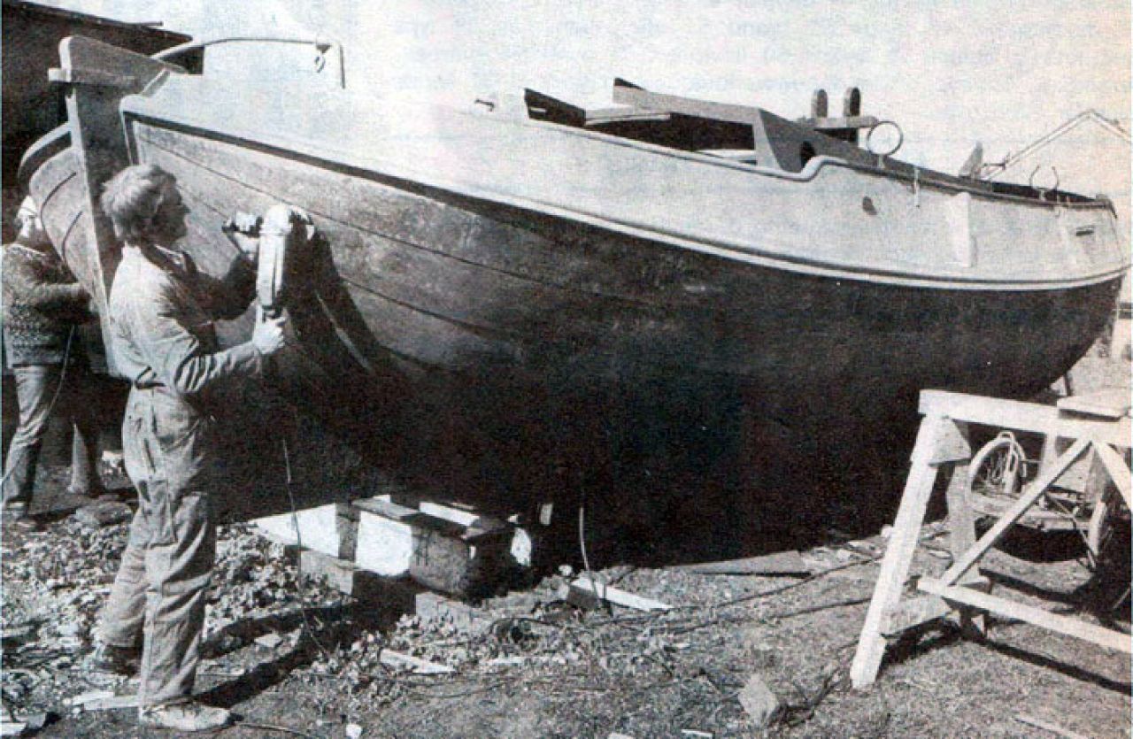 De Lemmer, Harry de Vries met de haakse slijper aan het werk tijdens de restauratie van de `boeieraak' Miclou. (Foto: Friesland Post)