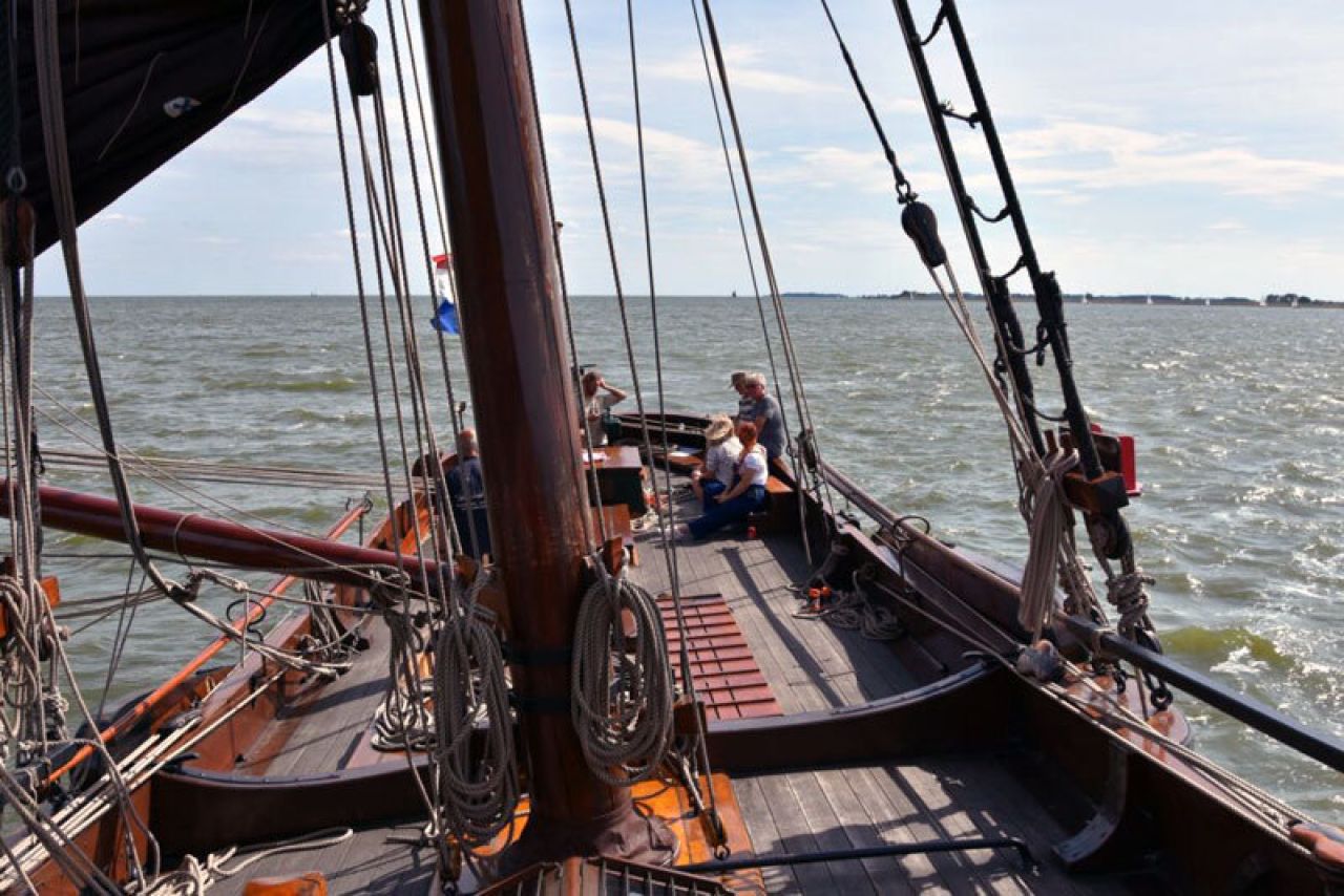 De replica van de Korneliske Ykes onder zeil bij het Vrouwenzand op het IJsselmeer. Natuurlijk heeft ook dit schip een sterke scheepsdiesel, maar iedereen voelt, dat een palingaak gemaakt is om te zeilen.
